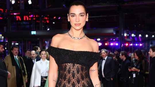 Dua Lipa aposta em naked dress em tapete vermelho do Festival de Berlim