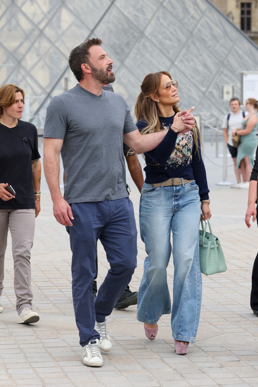 Ben Affleck e Jennifer Lopez mostram que o Museu do Louvre também é programa de turista famoso em Paris