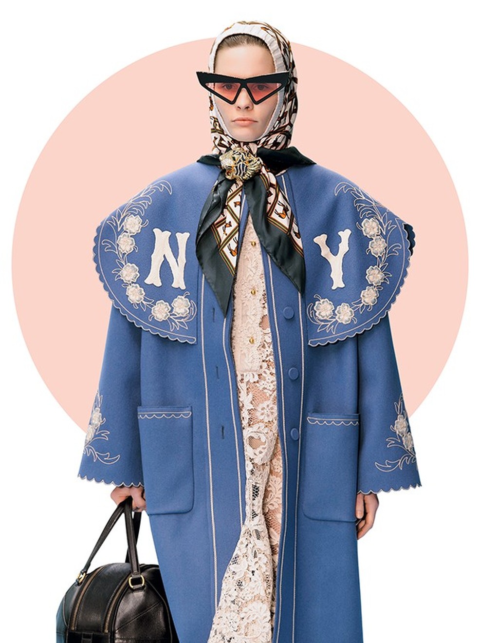 Headscarf + broche no desfile de inverno 2018 da Gucci  — Foto: Glamour
