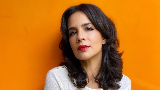 Maria Ribeiro fala sobre relação com o corpo, esporte e autoestima: “Comecei a escrever porque tinha medo da bola”
