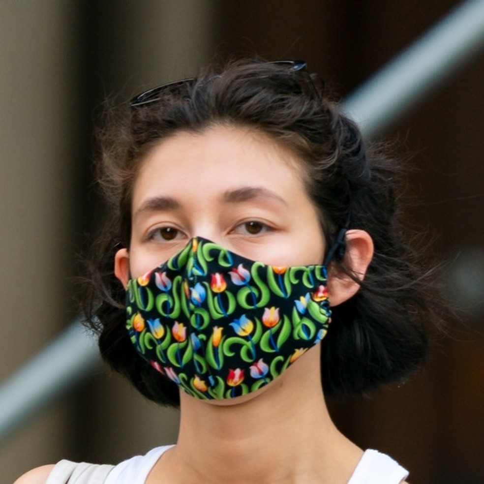 'MaskMouth': saiba como evitar gengivites e mau hálito devido ao uso de máscaras (Foto: Getty Images) — Foto: Glamour