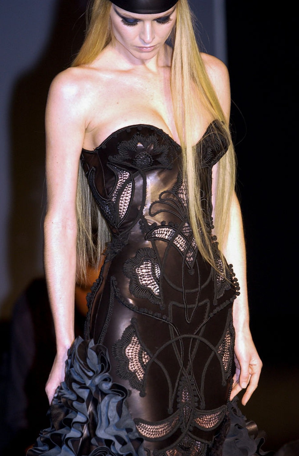 Look de Anitta na apresentação de verão 2003 alta-costura da Versace — Foto: Getty Images