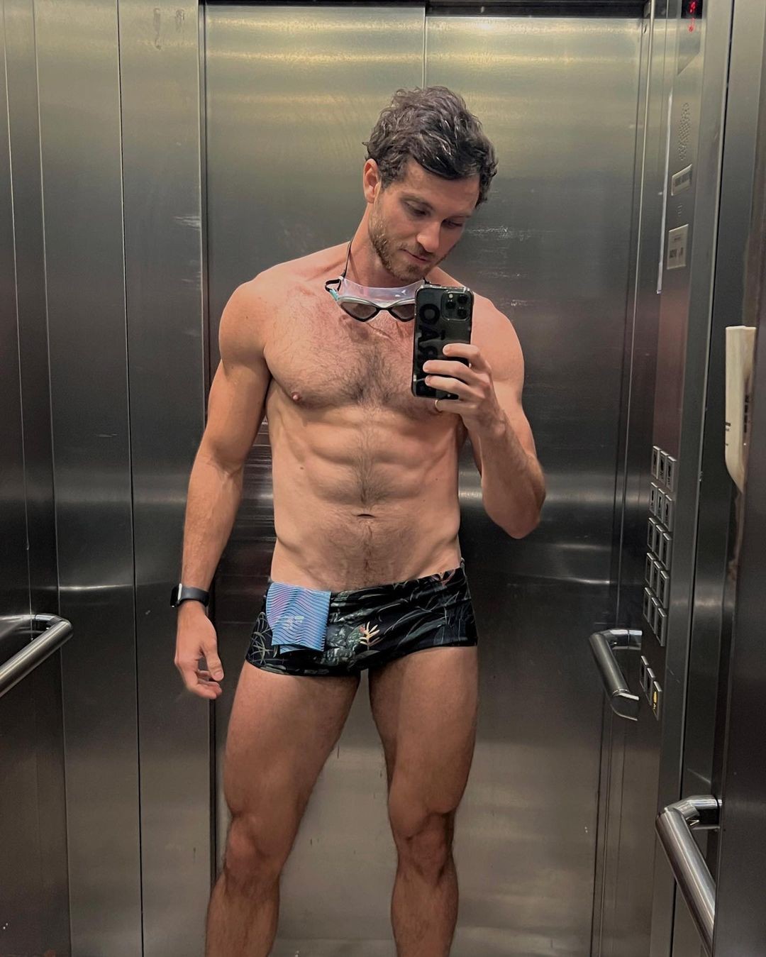 Lucas Bissoli abre sequência de fotos de sunga e arranca elogios e comentários divertidos dos seguidores — Foto: Reprodução/Instagram