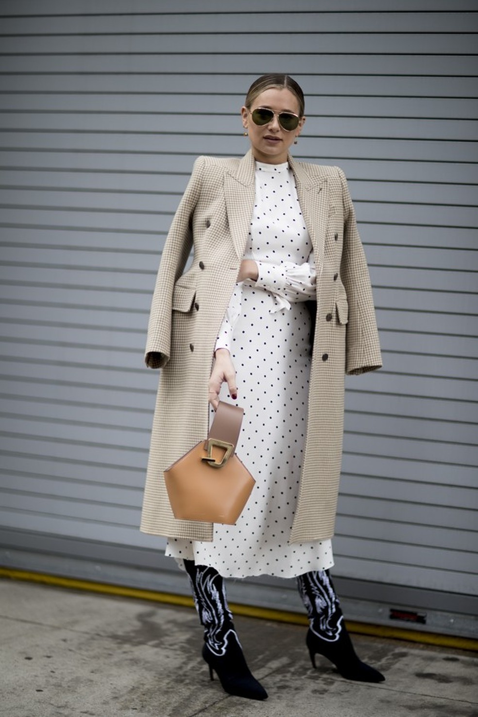 Enquanto a gente tem medo de combinar mais de uma estampa no mesmo look...   (Foto: Imaxtree) — Foto: Glamour