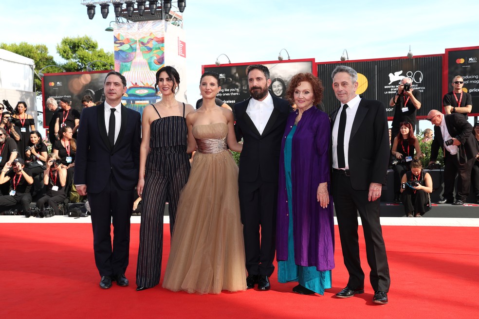 : Pablo Larraín com o elenco do filme "El Conde" na primeira premiére desta quinta-feira (31.08) no Festival de Veneza — Foto: Getty Images