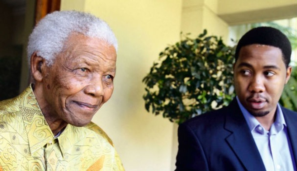 Ndaba com o avô, Nelson Mandela (Foto: arquivo pessoal/facebook) — Foto: Glamour