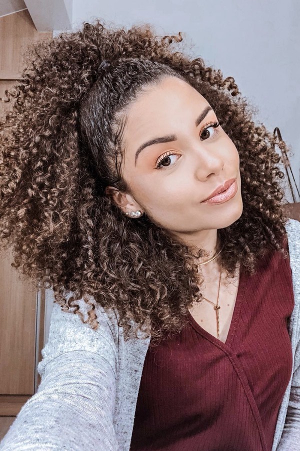 20 ideias de penteados para casamento em cabelo crespos e cacheados