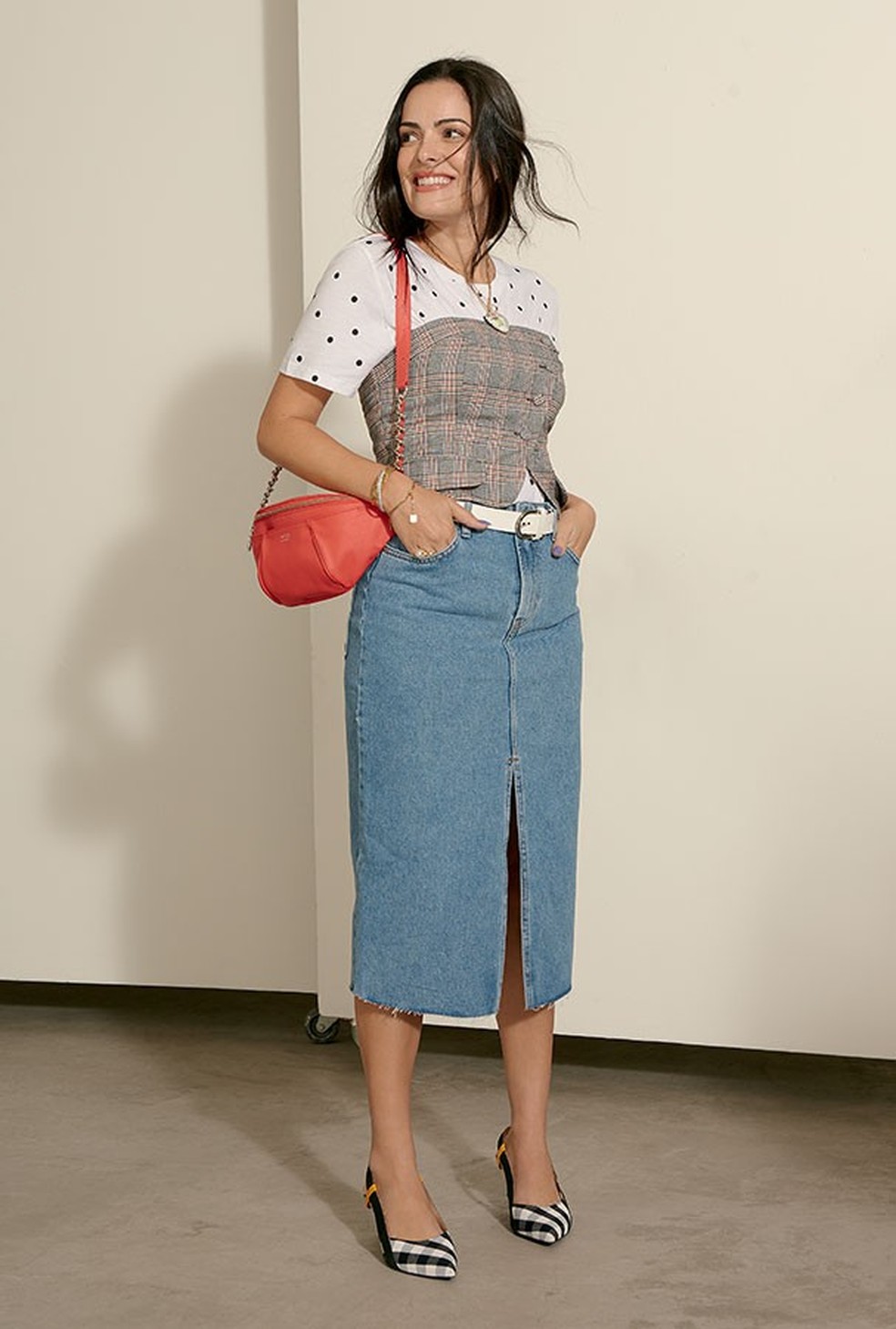Camiseta, R$ 90, Zara; tomara que caia, R$ 100, Forever 21; saia, R$ 298, Farm. Colar, R$ 380, Gla; anel, R$ 1.450, pulseira corrente, e bracelete dourado, a partir de R$ 1.640, tudo Dior; bracelete de prata, R$ 609, Swarovski; cinto, R$ 140, Corello; pochete, R$ 400, e escarpins, R$ 240, ambos Arezzo  — Foto: Glamour