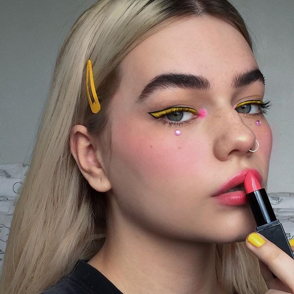 Delineado colorido é febre no Instagram (Foto: Reprodução/Instagram) — Foto: Glamour