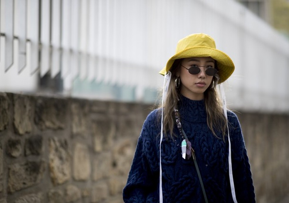 Chapéu de pescador é tendência do street style (Foto: Imaxtree) — Foto: Glamour