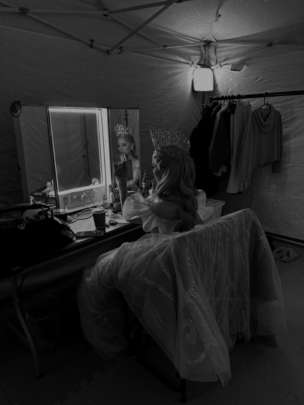 Álbum de fotos de Ariana Grande como Glinda — Foto: Reprodução/Instagram