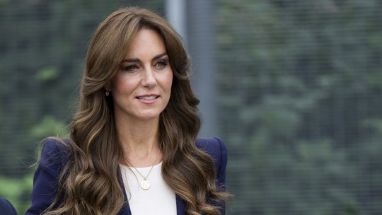 Kate Middleton inova no visual e surge com franjinha em compromisso real