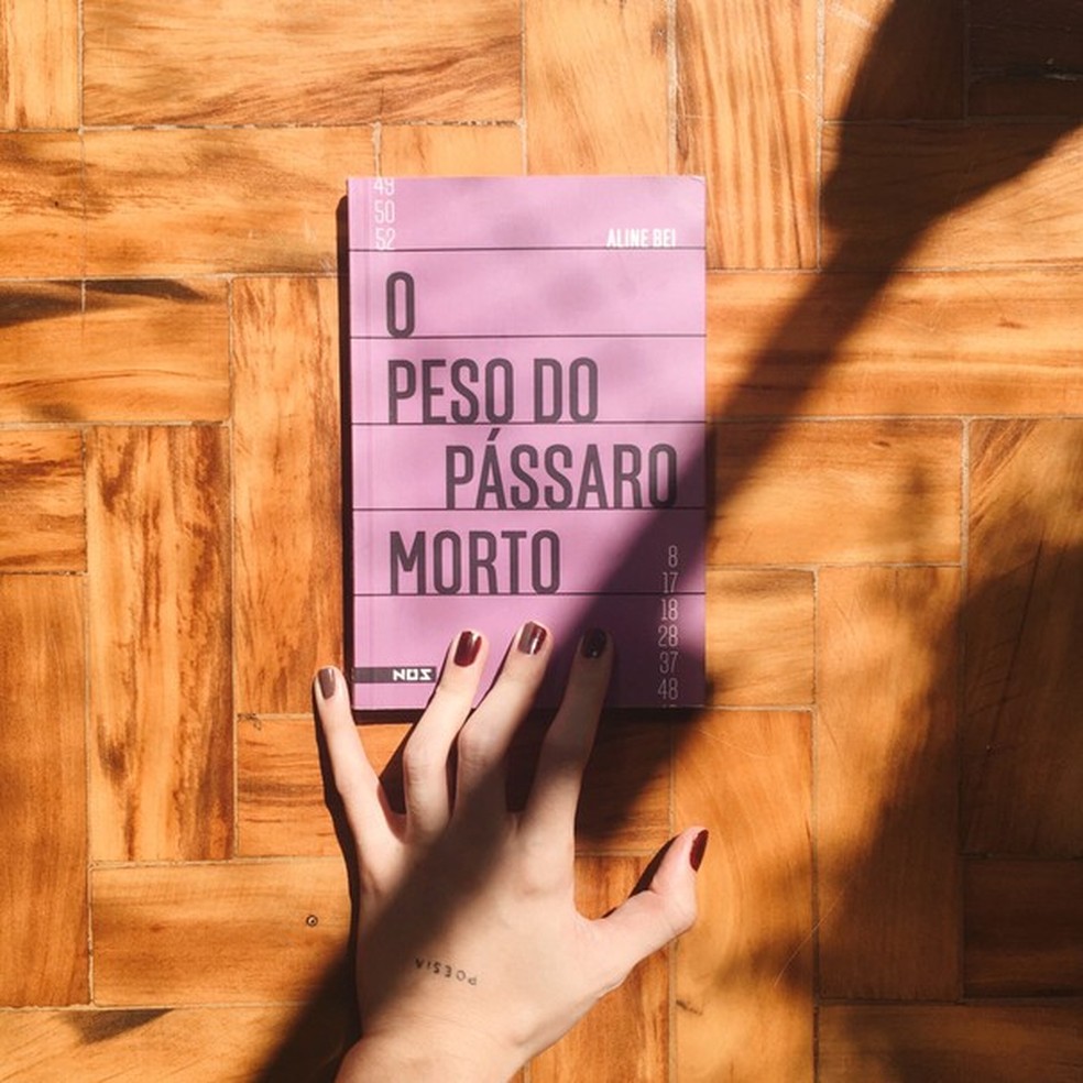 #MulherBacanaLê: "O Peso do Pássaro Morto", de Aline Bei (Foto: Divulgação) — Foto: Glamour