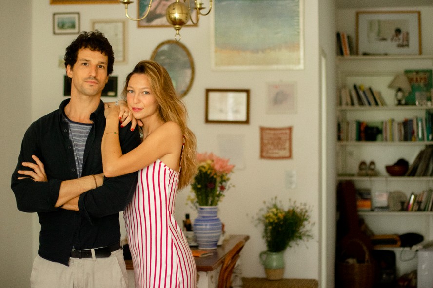 Luisa Meirelles e Victor Bessière mostram apartamento cheio de poesia