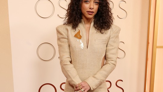100 horas de execução, fibra da Amazônia, broche em homenagem à América Latina: tudo sobre o look de Alice Carvalho no Oscar 