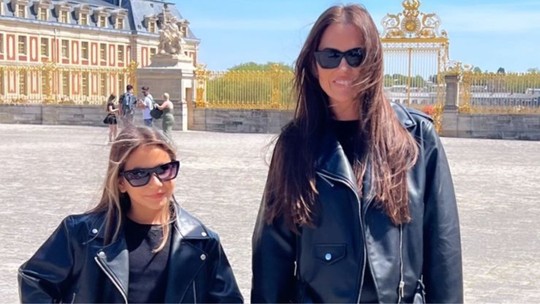 Deborah Secco e filha, Maria Flor, posam com look combinando em viagem pela França: "Muito feliz"