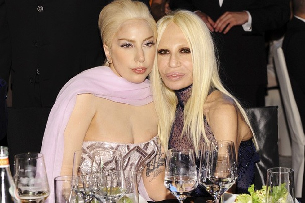 Donatella Versace revela como Lady Gaga usou vestido desfilado apenas 72  horas antes do Oscar