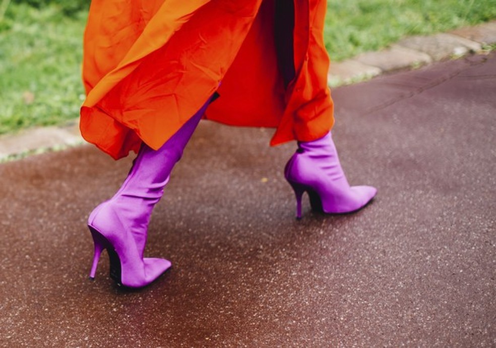 Neon para todos os lados em uma combinação que passa longe do óbvio (Foto: Imaxtree) — Foto: Glamour