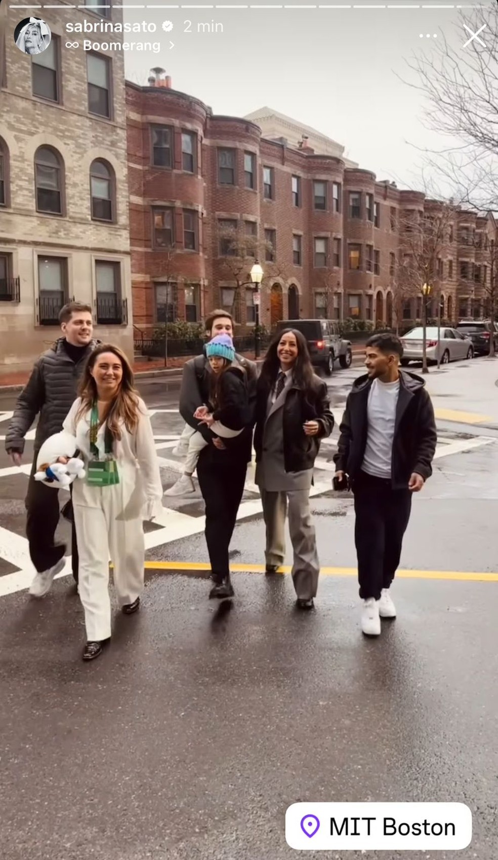 Em Boston, Sabrina Sato posa sorridente com Nicolas Prattes e Zoe — Foto: Reprodução/Instagram
