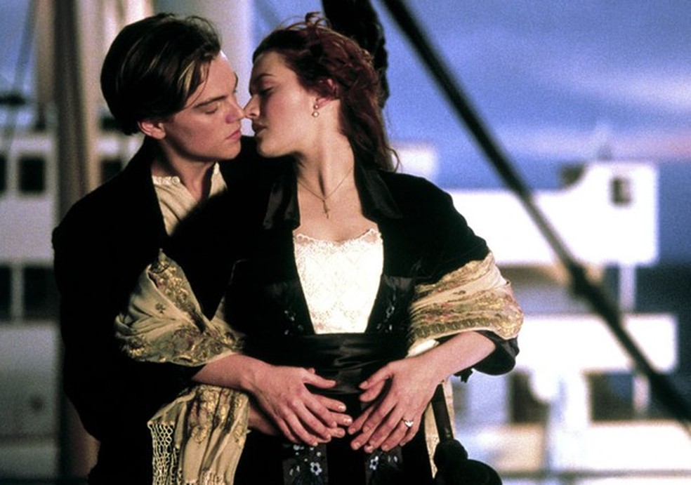 Será que na época de "Titanic", quando não havia smartphones, era mais fácil se relacionar? (Foto: Reprodução) — Foto: Glamour