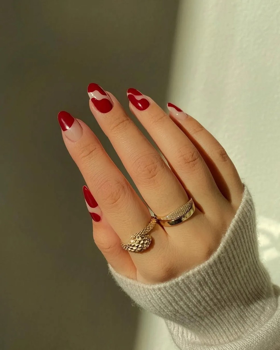Unhas dark cherry continuam em alta em 2025 — Foto: Reprodução/Instagram