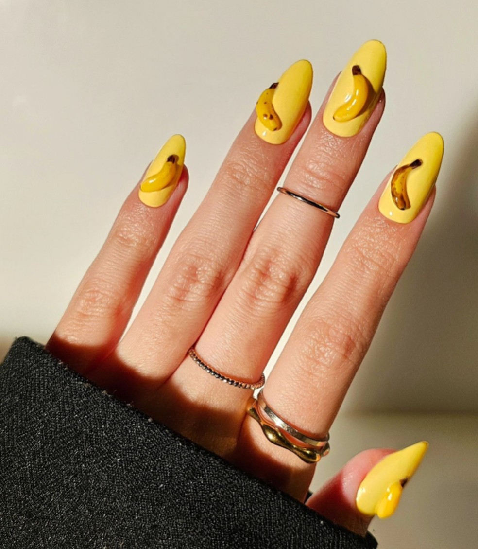 Nail art criativa: banana 3D — Foto: @tsibsnails
