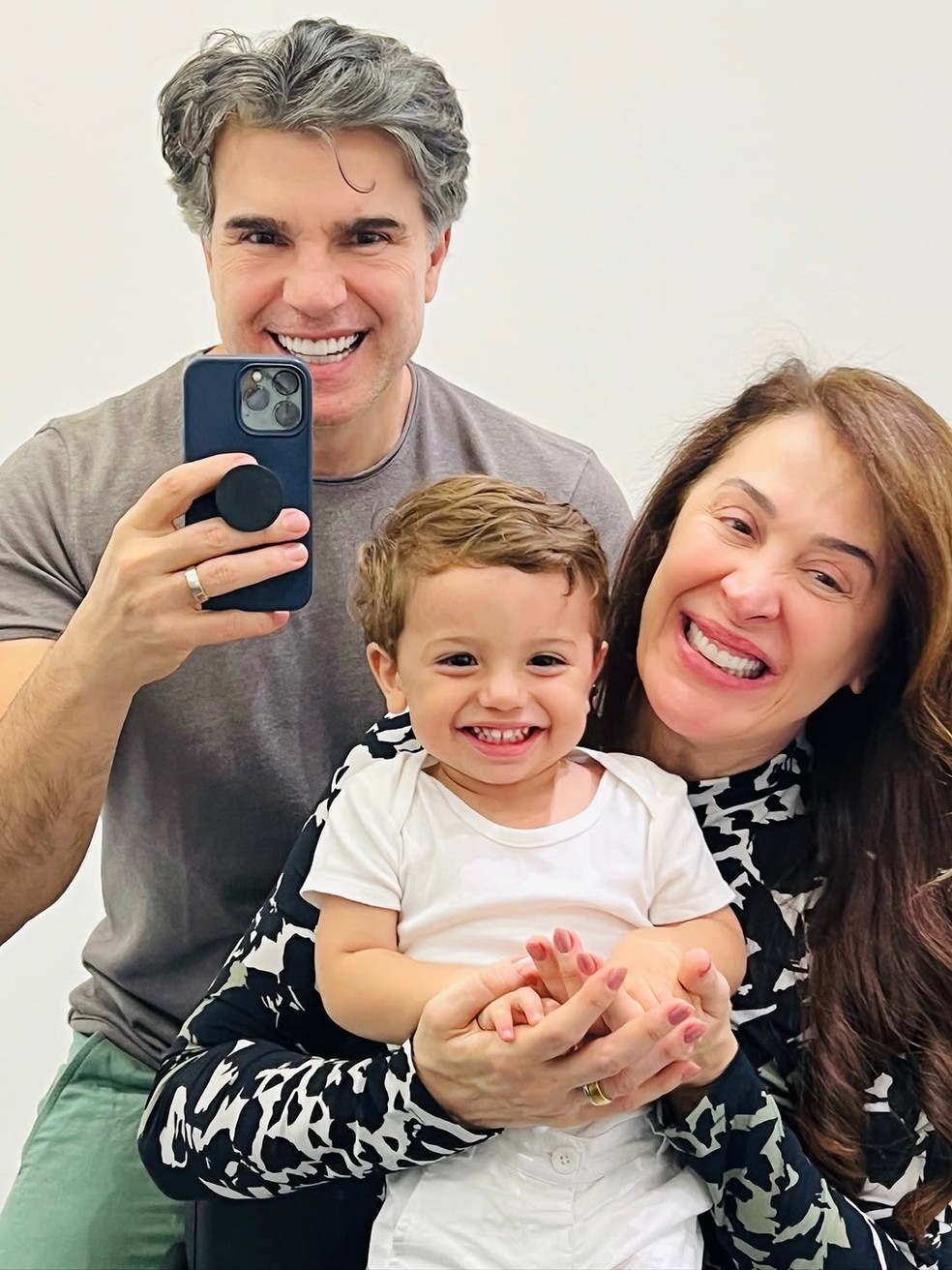 Claudia Raia com Jarbas Homem de Mello e Luca — Foto: Reprodução/Instagram