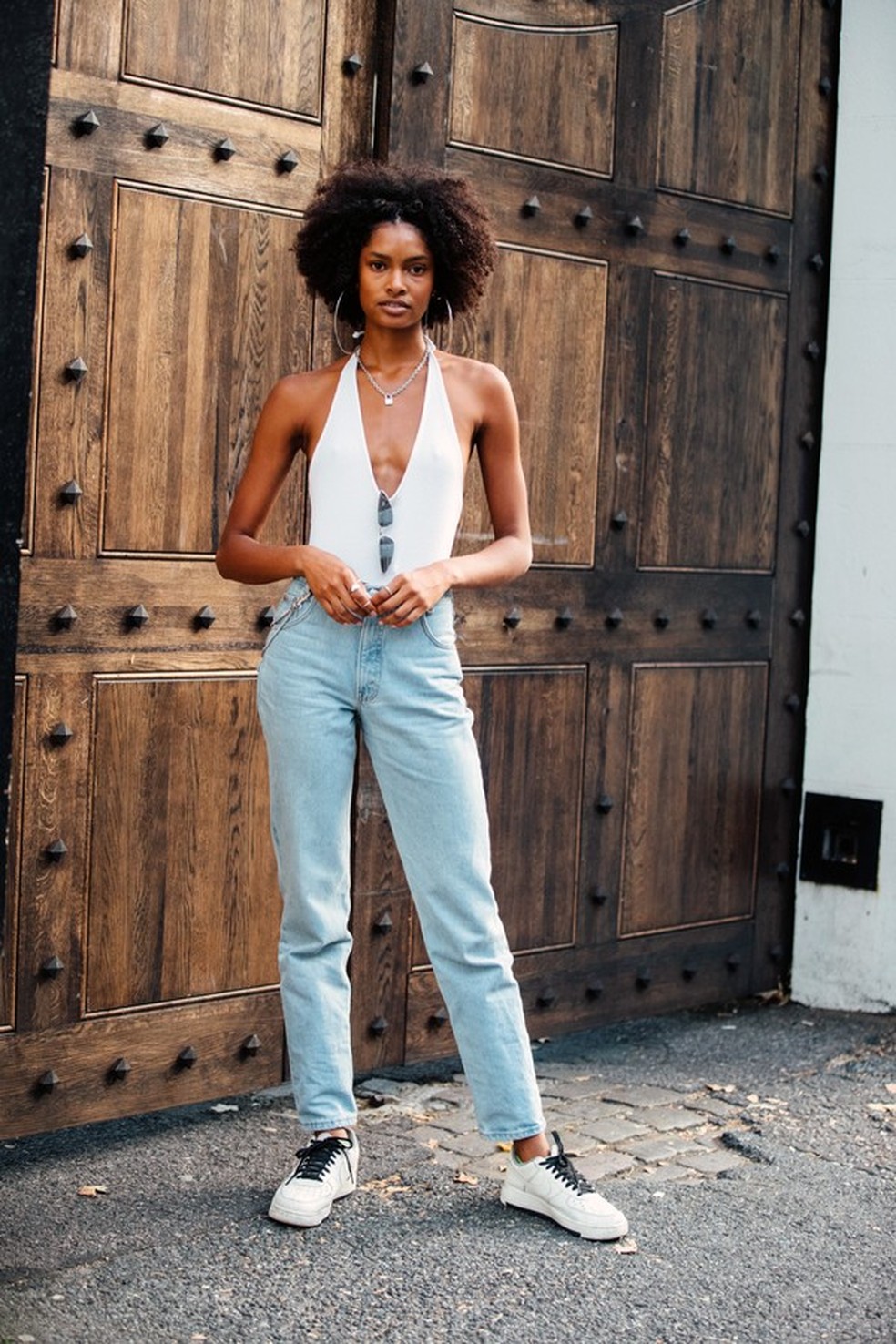 Tendências dos anos 1970: blusa frente única (Foto: Getty Images) — Foto: Glamour