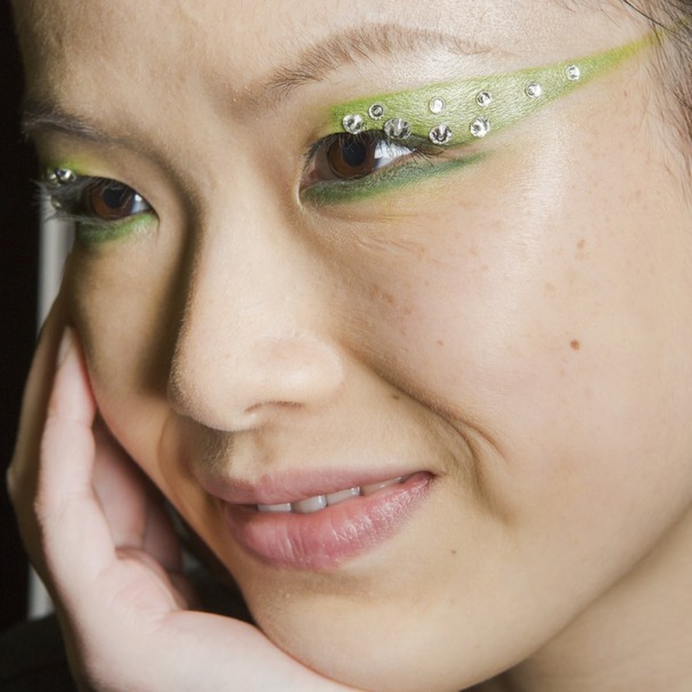 Uau! Que tal o gatão com cristais do desfile de inverno 2019 da Prada (Foto: Imaxtree) — Foto: Glamour