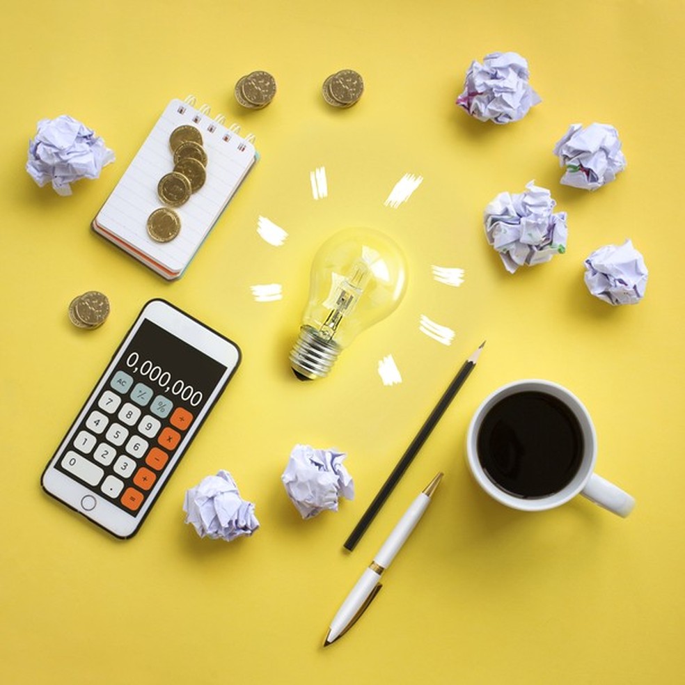 Conceptual financial or business planning brain storming session and light bulb on yellow table top image. (Foto: Getty Images) — Foto: Glamour