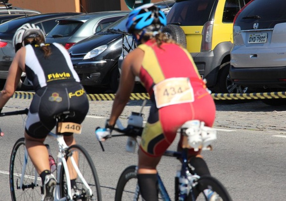 Aluna da equipe Fox em prova de triatlo (Foto: Reprodução) — Foto: Glamour