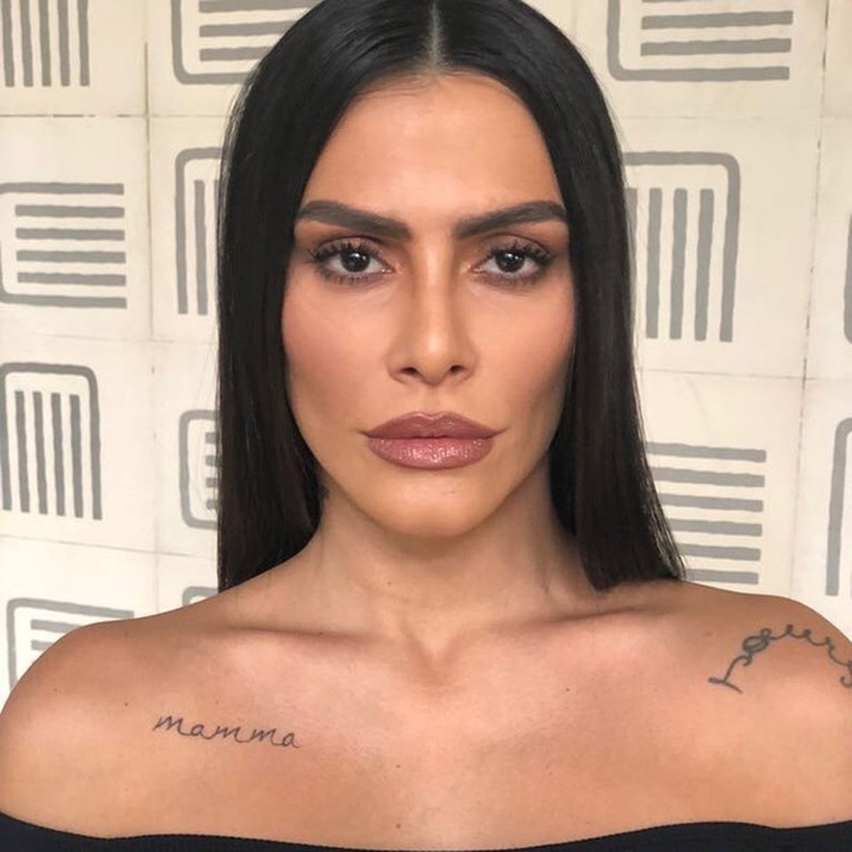 Cleo posta selfie e lábios carnudos impressionam fãs