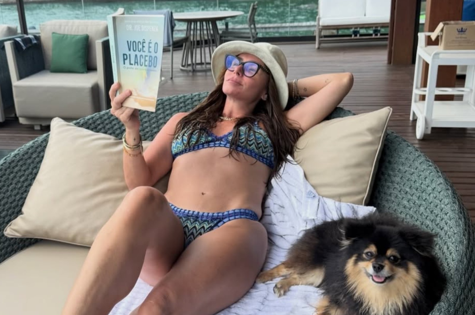 De biquíni , Giovanna Antonelli lê livro e relaxa em cenário paradisíaco