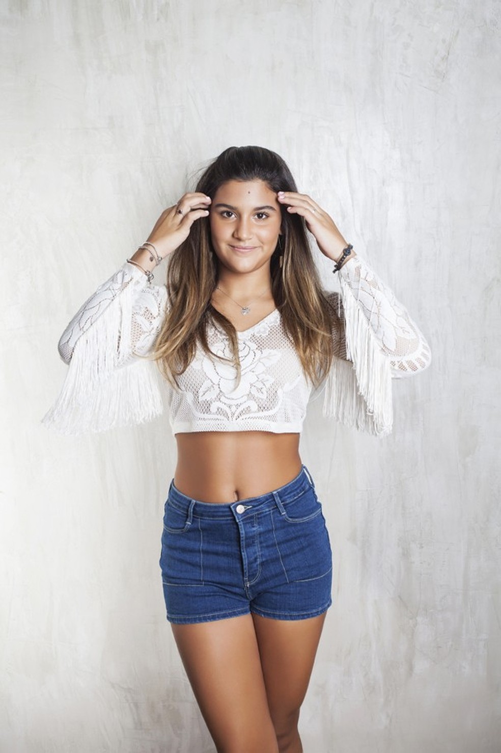 Giulia Costa fala sobre a fama recém-adquirida e revela cuidados de beleza