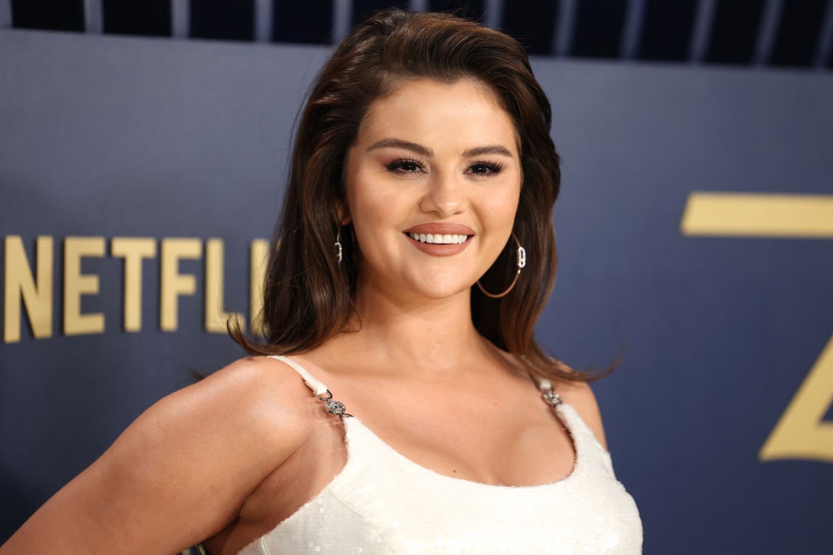 Selena Gomez chega em Cannes com look delicado avaliado em mais de R$ 7 mil