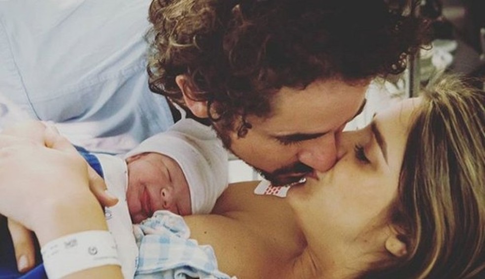 Rafa Brites e Felipe Andreoli logo após o nascimento de Rocco (Foto: Reprodução/Instagram) — Foto: Glamour