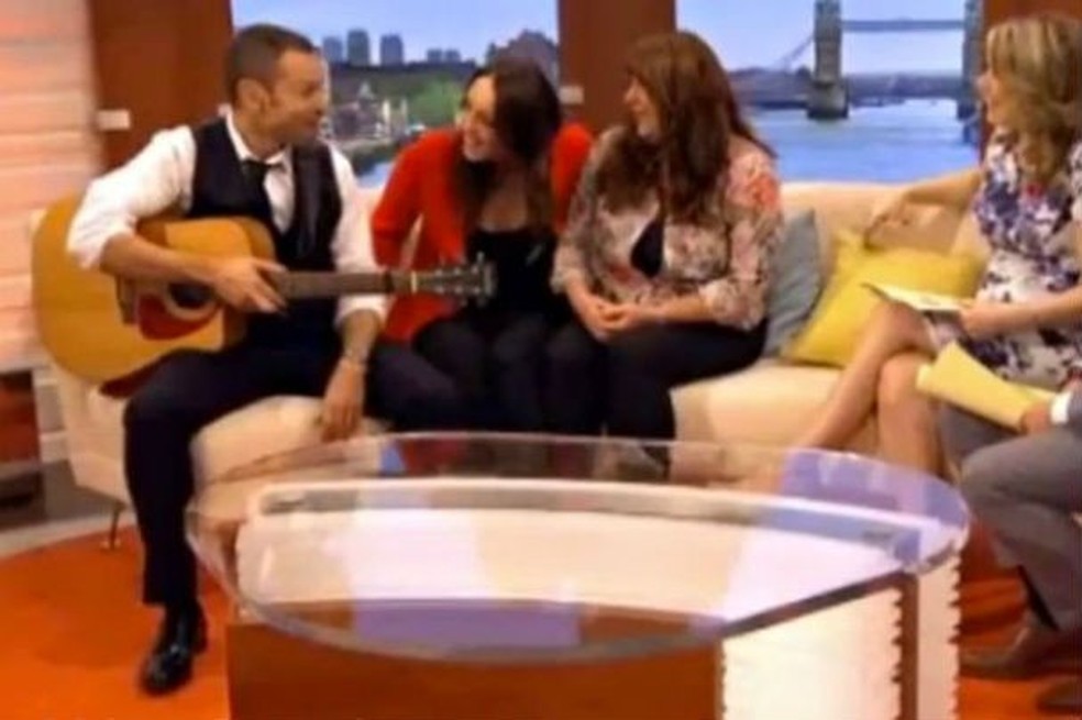 O encontro entre Cheryl e seu cantor favorito (Foto: Reprodução/ITV) — Foto: Glamour