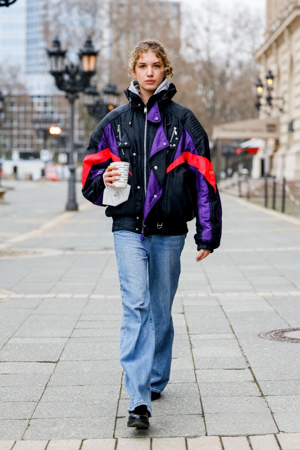 Vermelho e roxo: 10 looks da combinação mais quente do momento