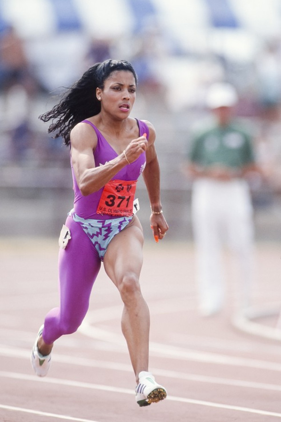 Florence Griffith-Joyner nas prévias que selecionaram os atletas estado-unidenses que representariam o país nas Olimpíadas de Seul (Foto: Getty Images) — Foto: Glamour