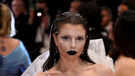 Festival de Cannes 2023: Julia Fox risca o tapete vermelho com batom preto e vestido transparente com efeito plastificado