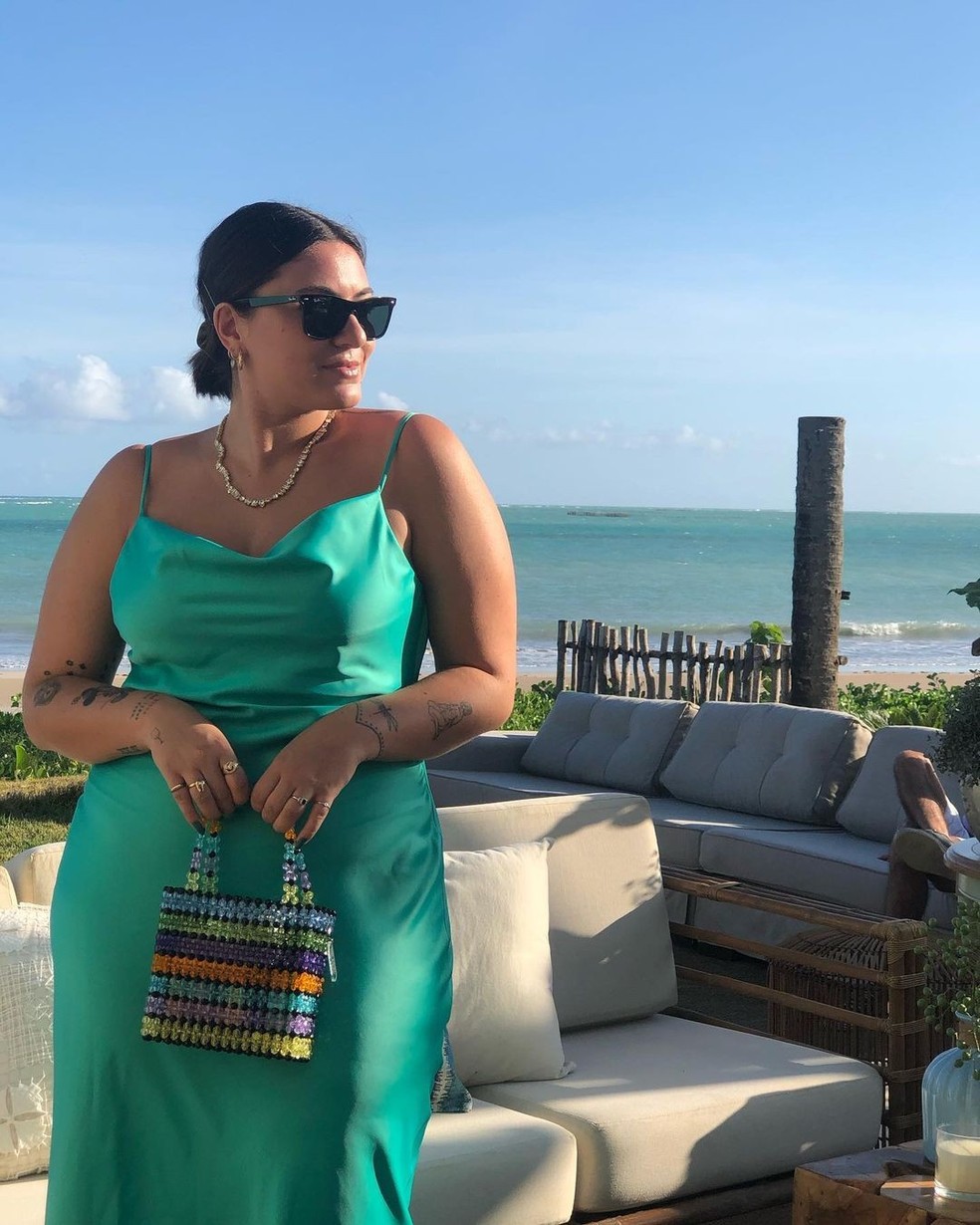 Carolina Passos usa bolsa Hello Beads (Foto: Reprodução Instagram) — Foto: Glamour