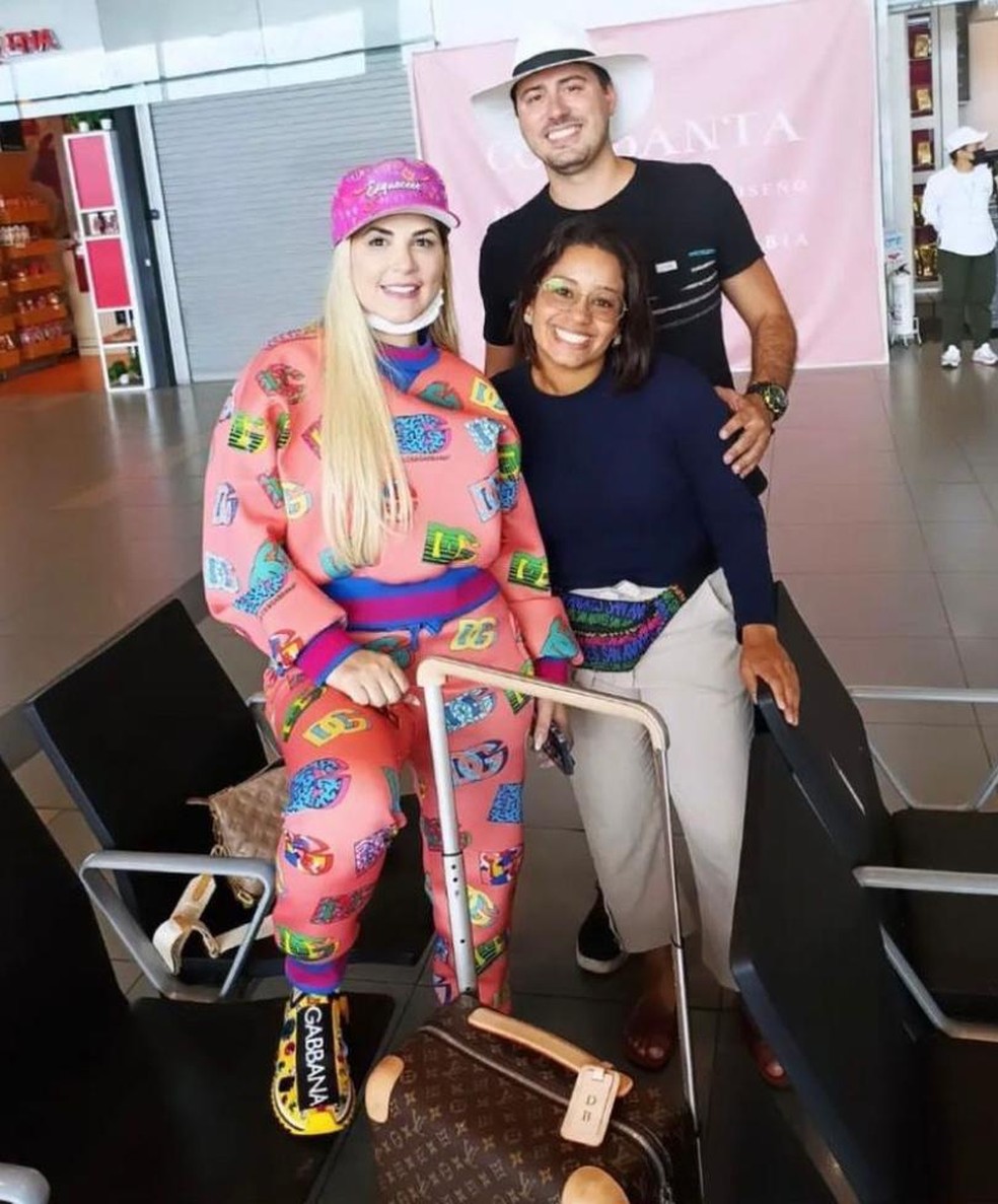 Deolane com fãs no aeroporto — Foto: Reprodução/Instagram