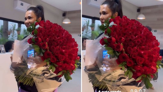 Solteira, Gracyanne Barbosa ganha buquê gigante de rosas: "Surpreendida mais uma vez"