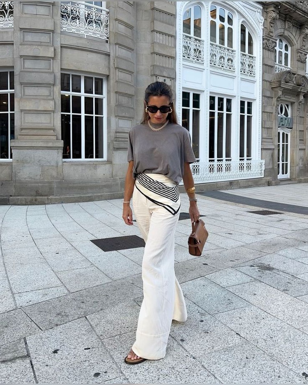 Lenço por cima da calça e shorts — Foto: Reprodução/Instagram