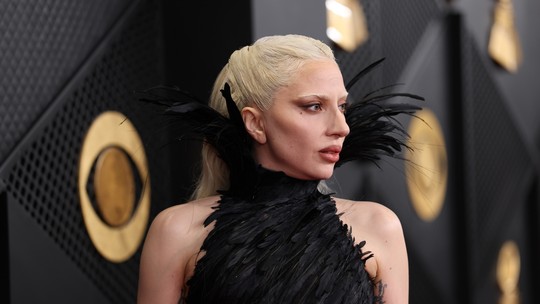 Grammy Awards 2026: fios platinados em diferentes versões são aposta das estrelas