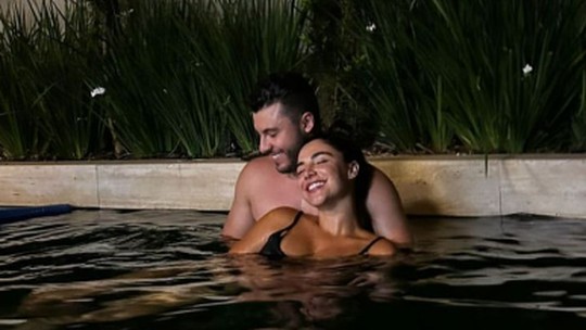 Gabriela Versiani e Murilo Huff curtem piscina após treino: "Quentinha"