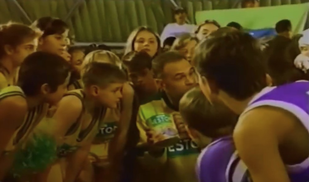 Em último post com o filho, Oscar Schmidt relembrou comercial gravado em família — Foto: Reprodução/Instagram