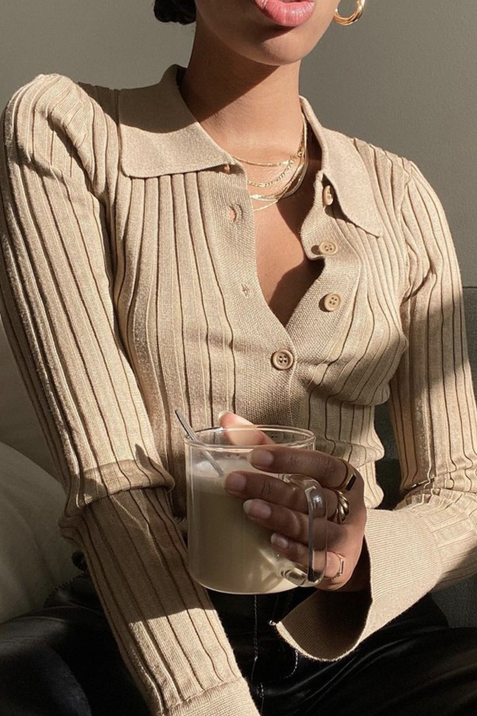 Inspire-se e veja como usar blusa canelada, que promete ser tendência no inverno (Foto: @claire_most) — Foto: Glamour