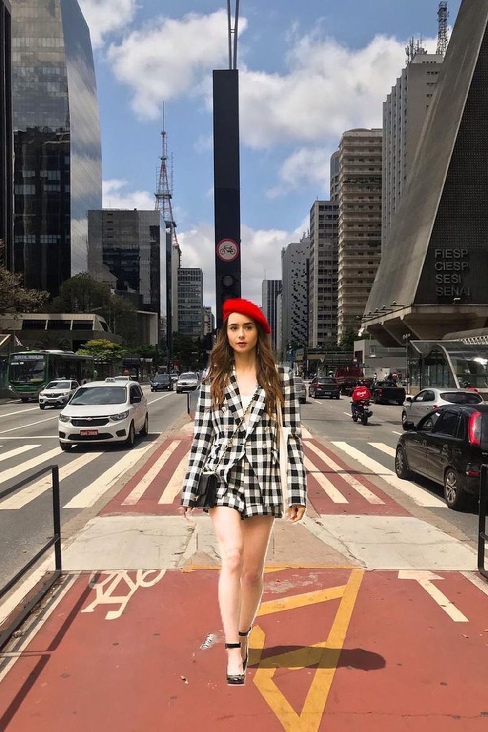 Emily in SP? Série ganha versão bem humorada na capital paulista