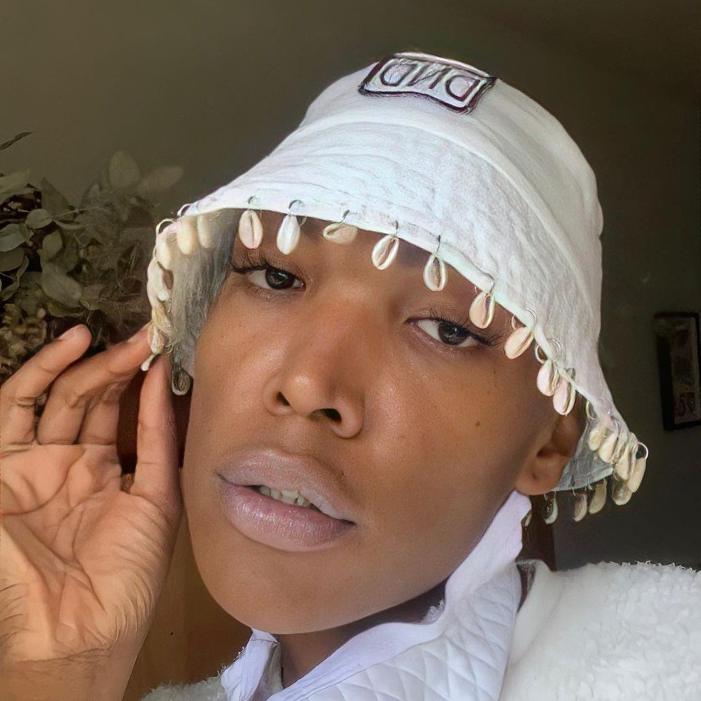Majur usa bucket hat Dendezeiro (Foto: Reprodução Instagram) — Foto: Glamour